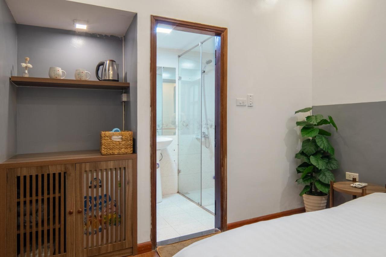 Holly's * Hanoi